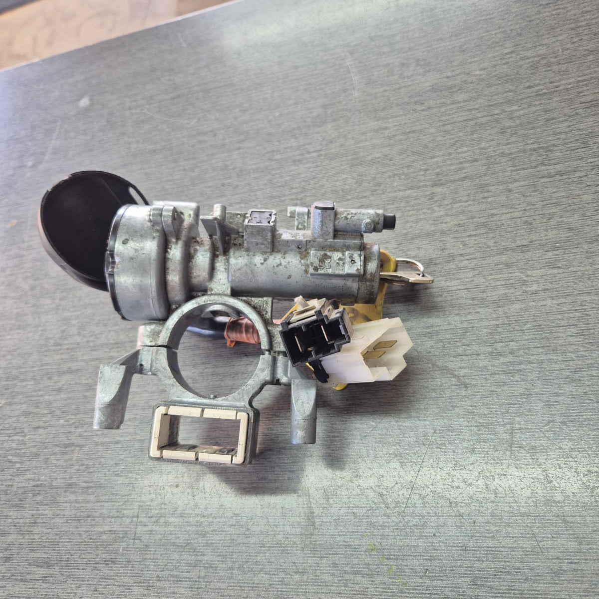 2005 Mitsubishi Canter FE6* fe122w - Ignition Barrel PN: