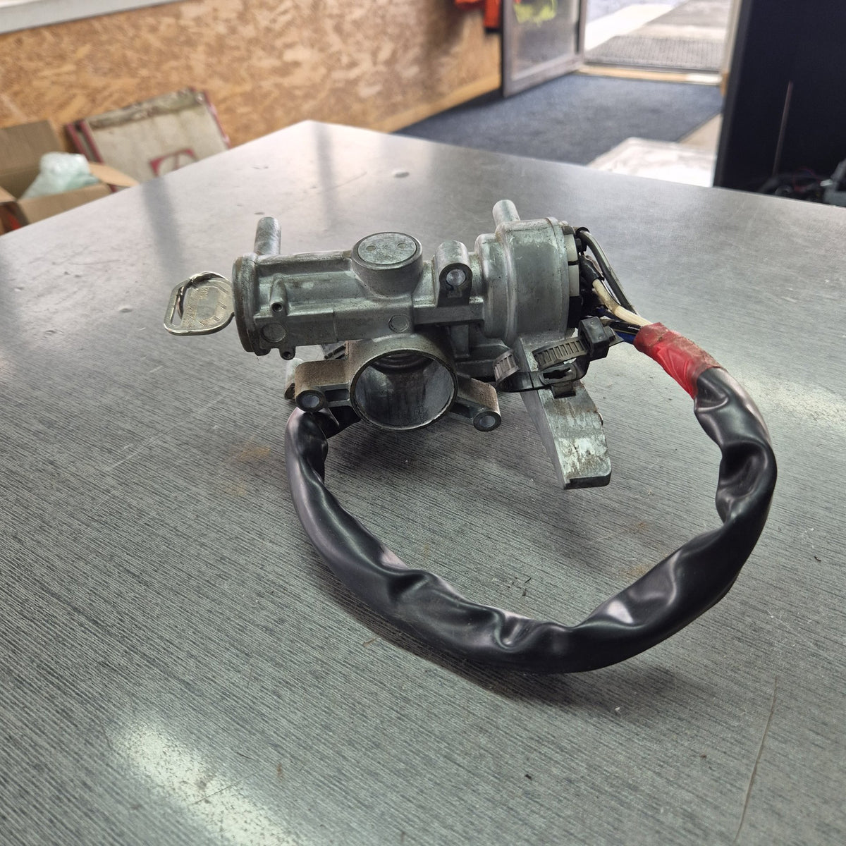 1995 Isuzu Elf NPR66L - Ignition Barrel PN: