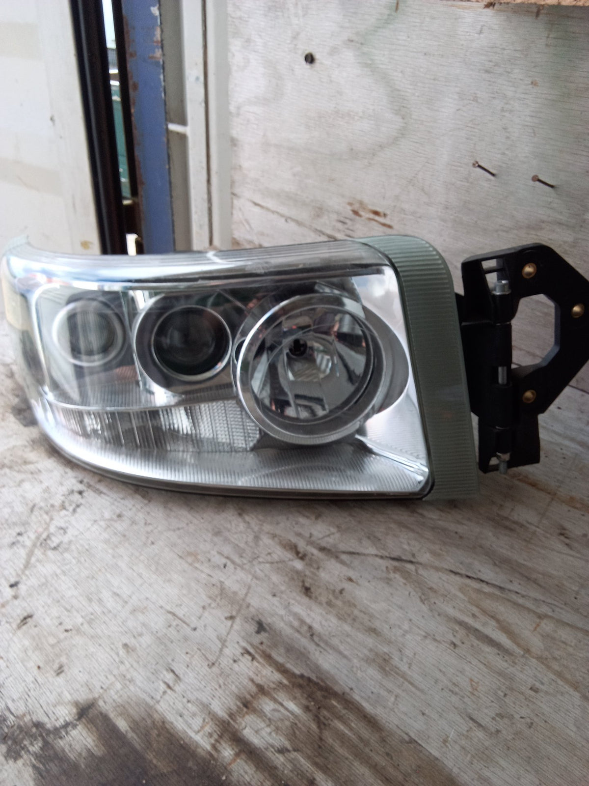 Renault Truck B - Right Headlight PN: RN04 21