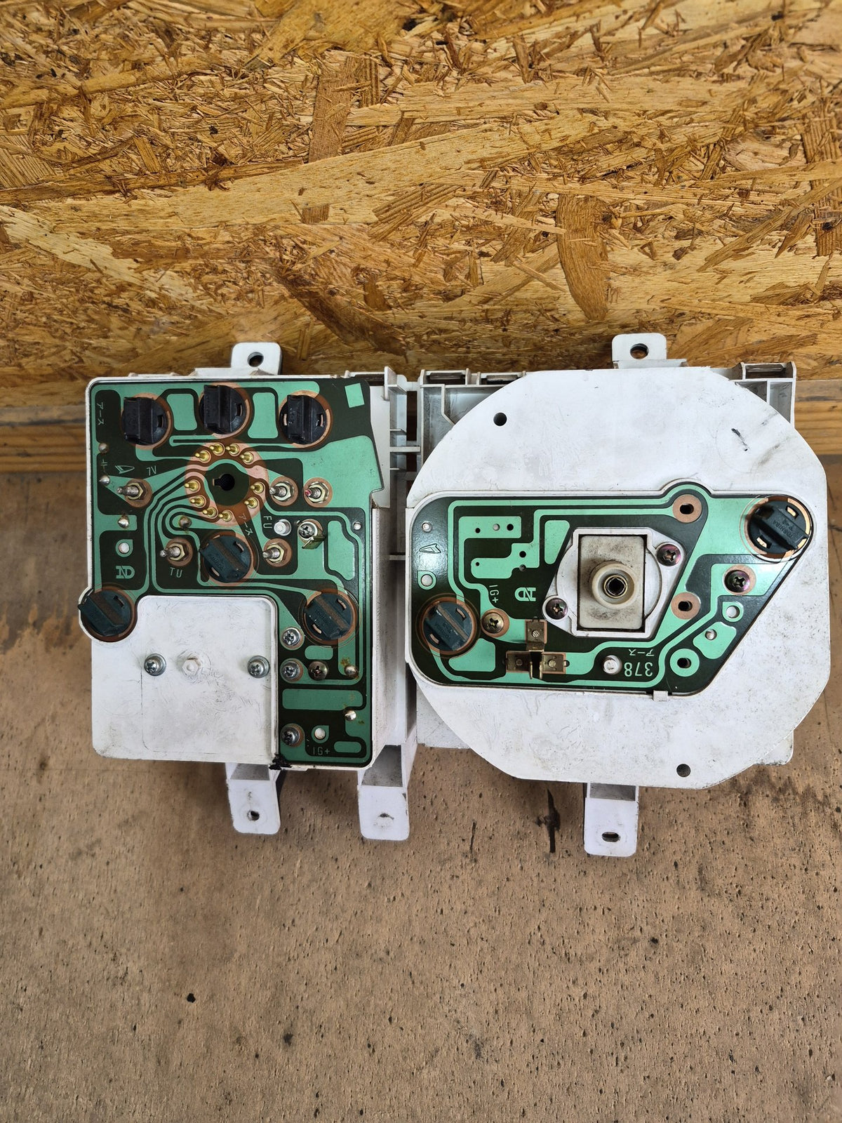 1995 Daihatsu Delta 1985-1999 V57- Instrument Cluster PN: 83100-87C22