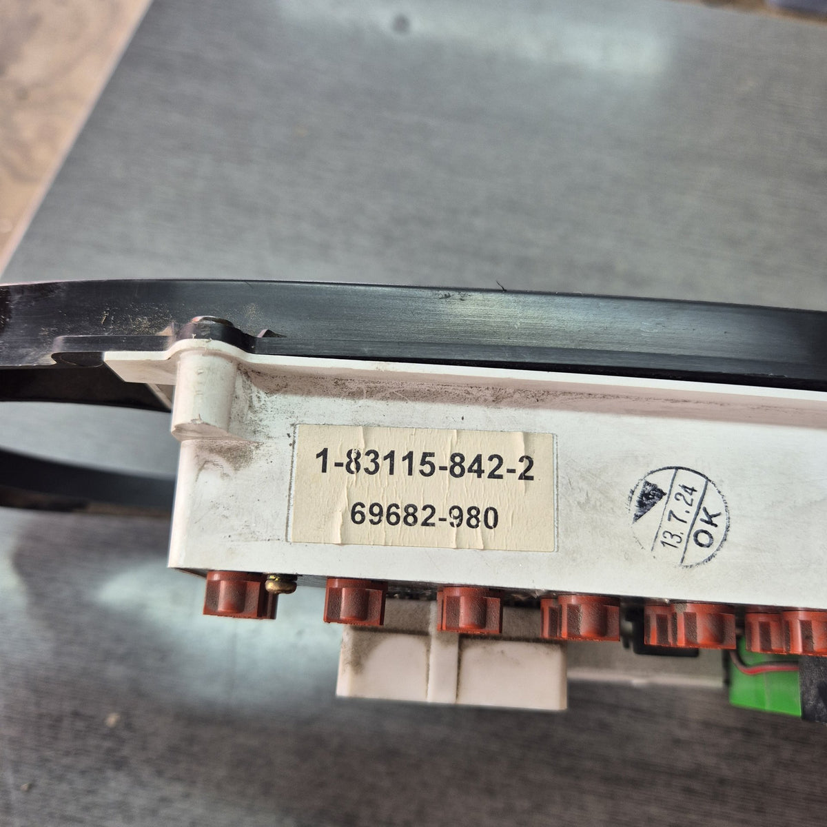 2001 Isuzu Giga 1997-on CXH52 - Instrument Cluster PN: 1-83115-842-2
