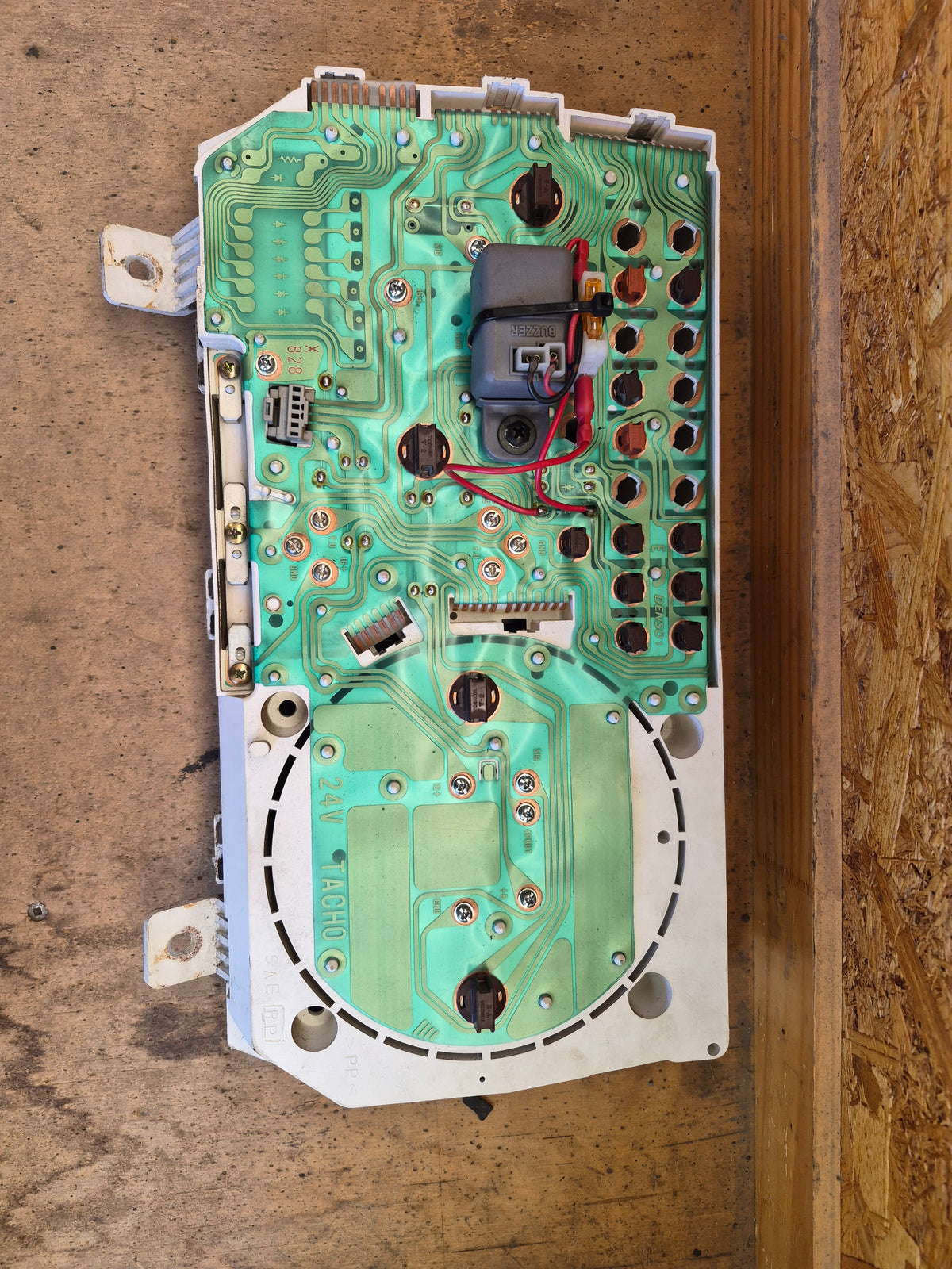 Isuzu N-Series NKR NKR66 - Instrument Cluster PN: 8-97170-600-2