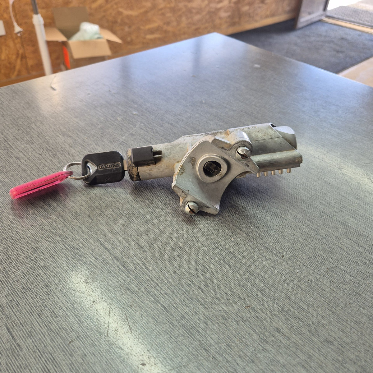 2010 Volvo 480 E YV5JSW0G7AD132545 - Ignition Barrel with keys PN: