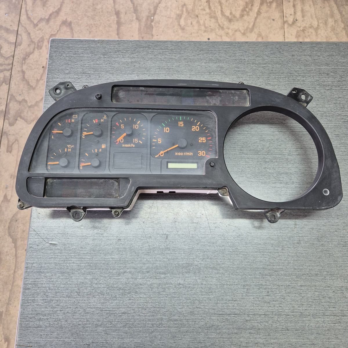 2001 Isuzu Giga 1997-on CXH52 - Instrument Cluster PN: 1-83115-842-2