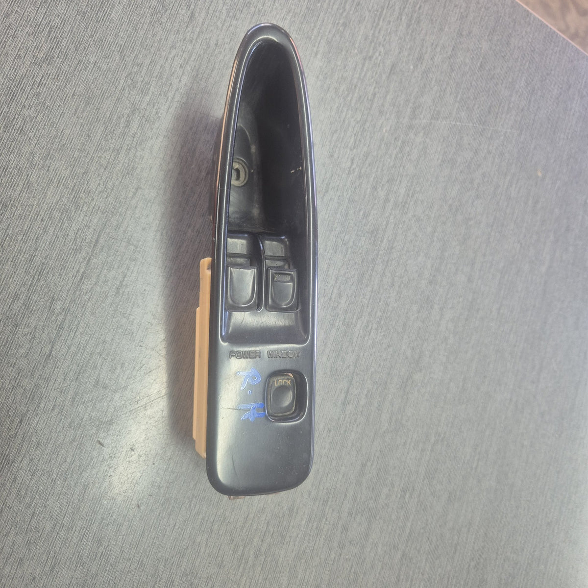 2001 Isuzu Giga 1997-on CXH52 - Right Window Switch PN: 1-82380-155-3