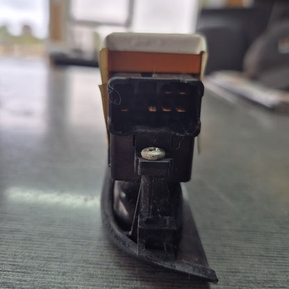 2005 Isuzu Elf NKR81 - Right Window Switch PN: