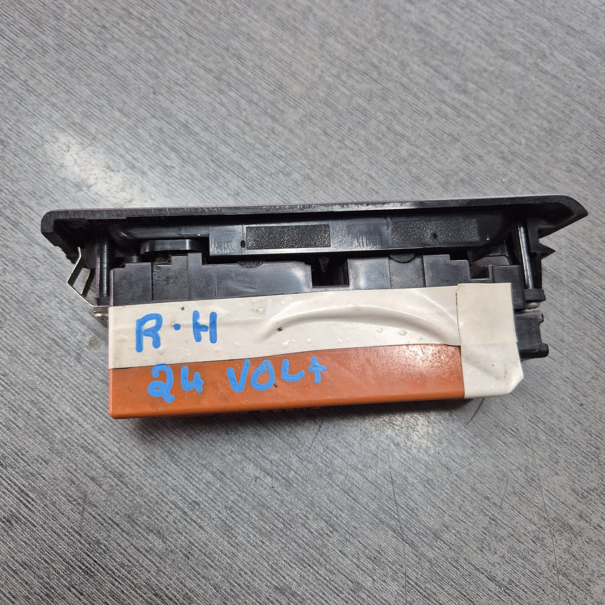 2005 Isuzu Elf NKR81 - Right Window Switch PN: