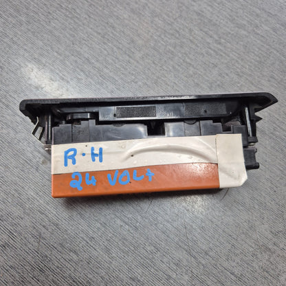 2005 Isuzu Elf NKR81 - Right Window Switch PN: