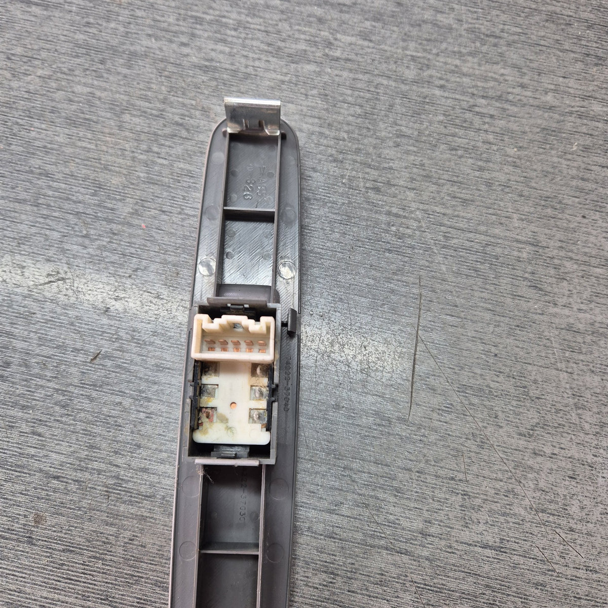 2011 Hino Dutro XZU454 - Left Window Switch PN: