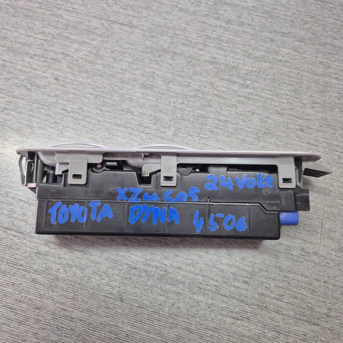 2012 Toyota Dyna XZU605 XZU605 - Right Window Switch PN: