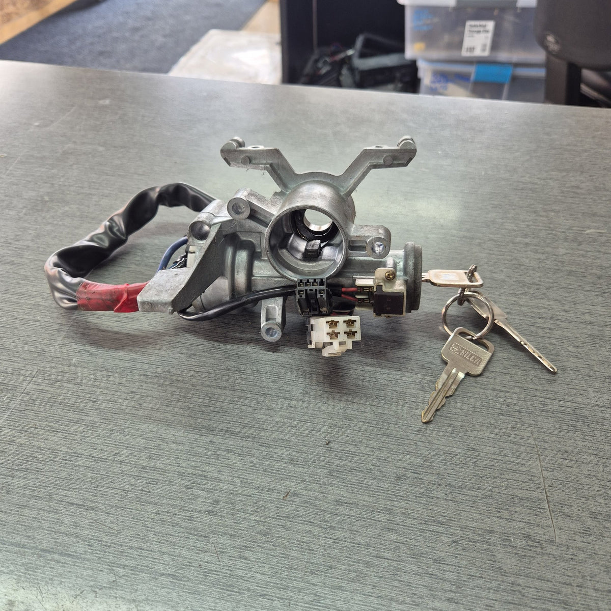 1996 Isuzu Elf NKR66E - Ignition Barrel with keys PN: