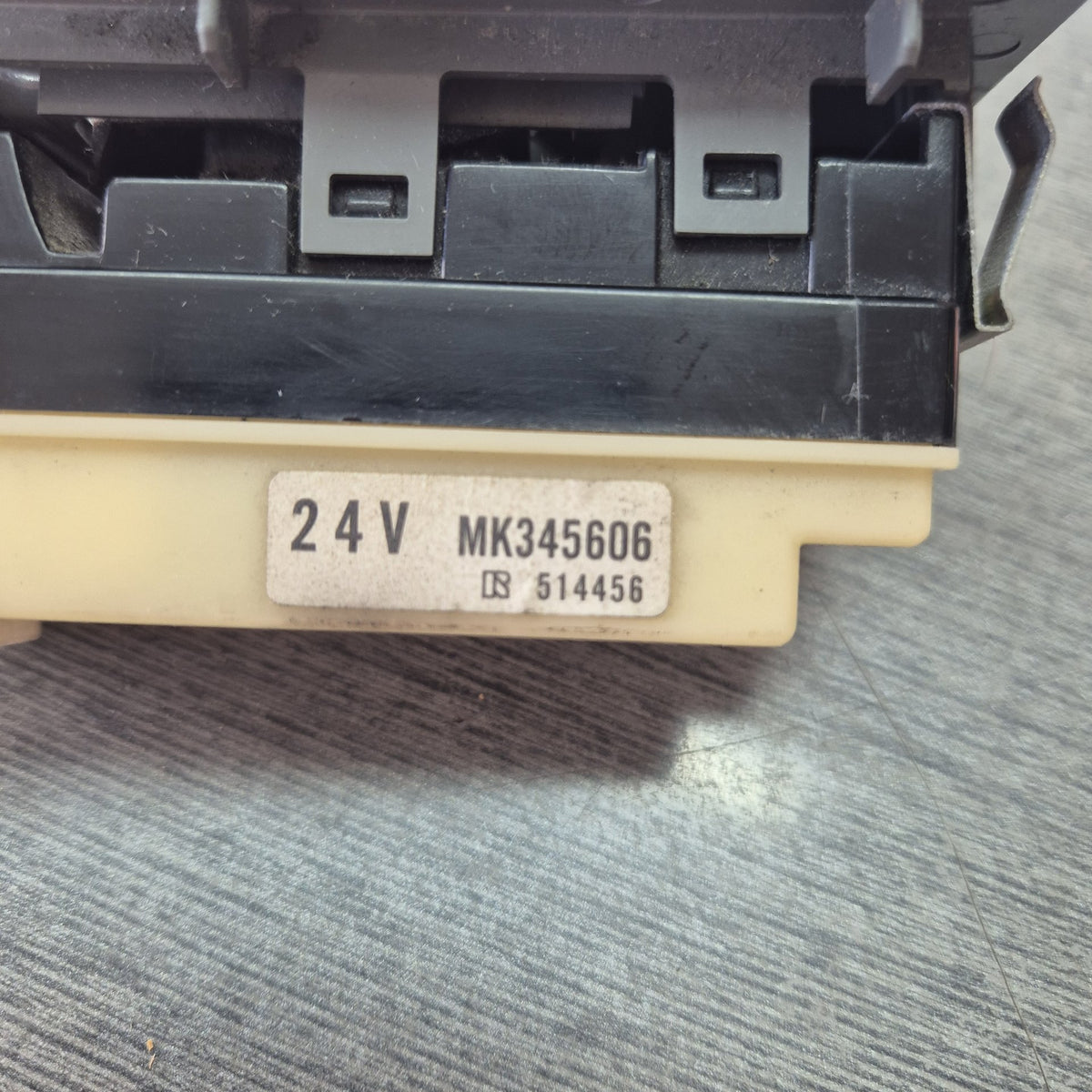 2004 Mitsubishi Canter JLAFE635E0KN40561 - Left Window Switch PN: MK345606