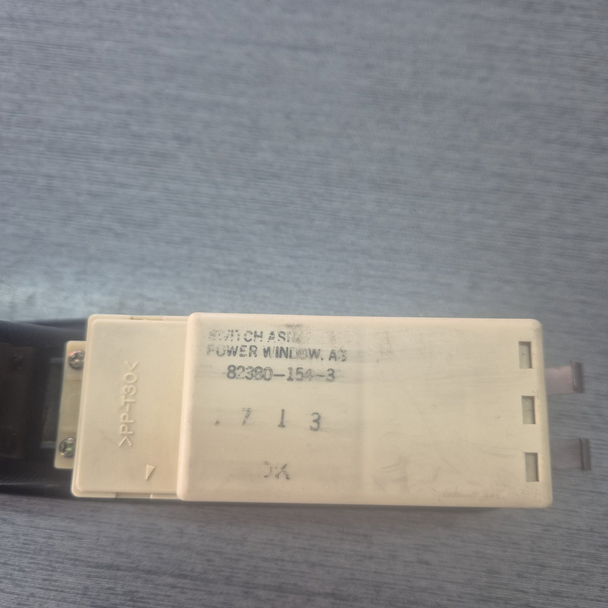 2001 Isuzu Giga 1997-on CXH52 - Left Window Switch PN: 82380-154-3
