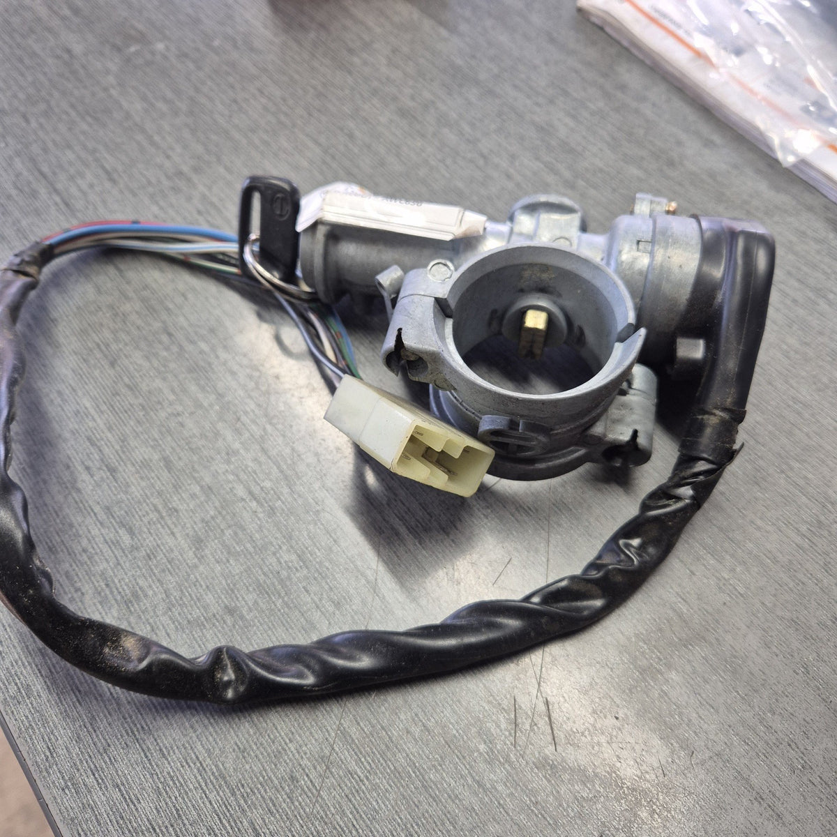 2002 Hino 500 Series FD FD1J - Ignition Barrel with key PN: