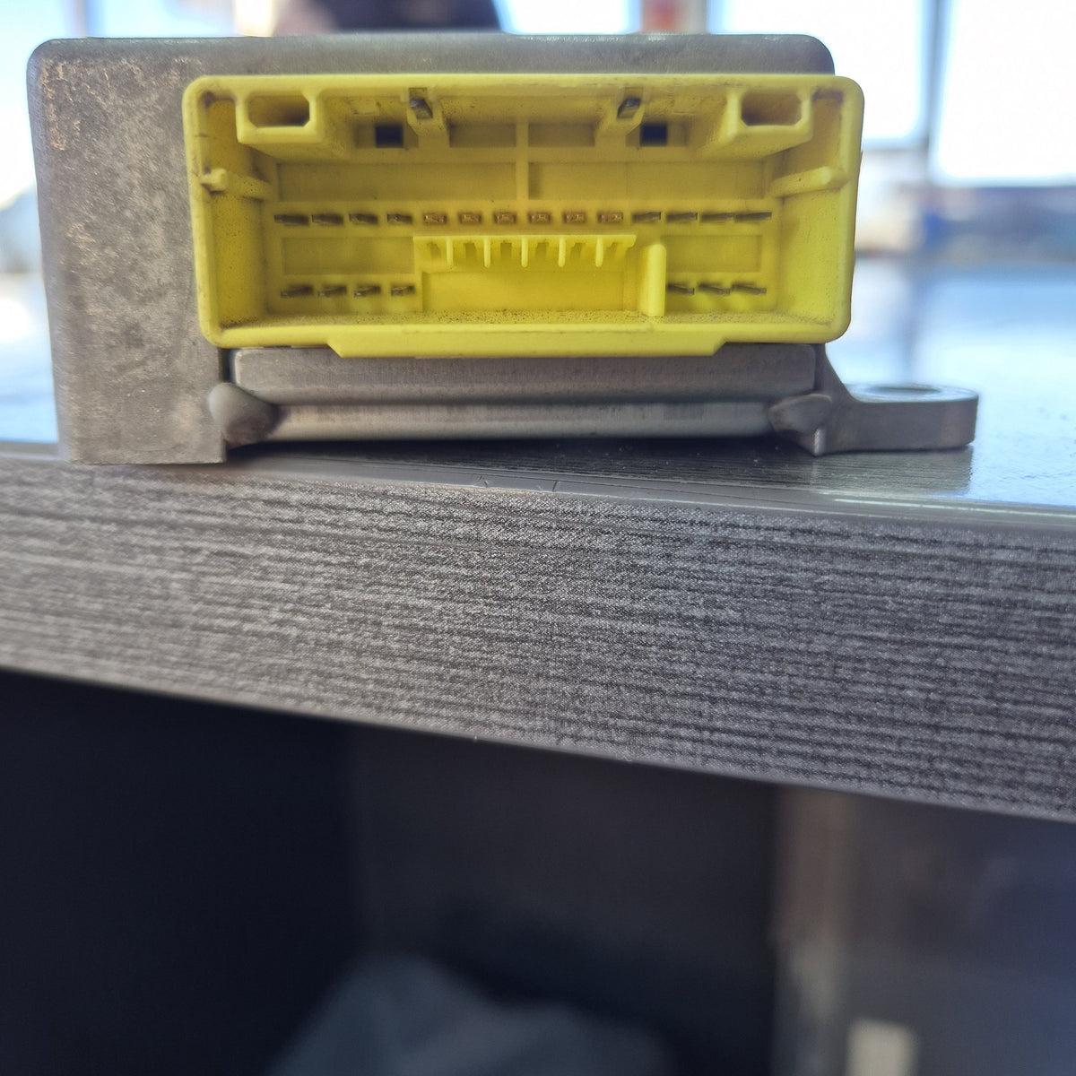 1997 Isuzu Forward FRR33L3S - SRS Control Module PN:
