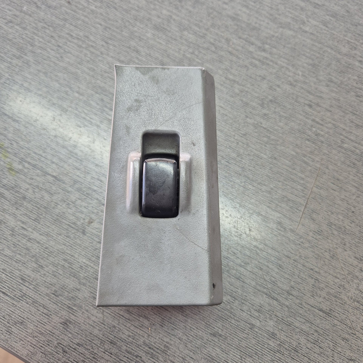 2004 Mitsubishi Canter JLAFE635E0KN40561 - Left Window Switch PN: MK345606
