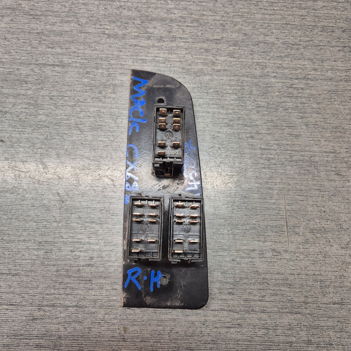 2003 Mack CX Series CX688 CX688 VISION - Right Window Switch PN: