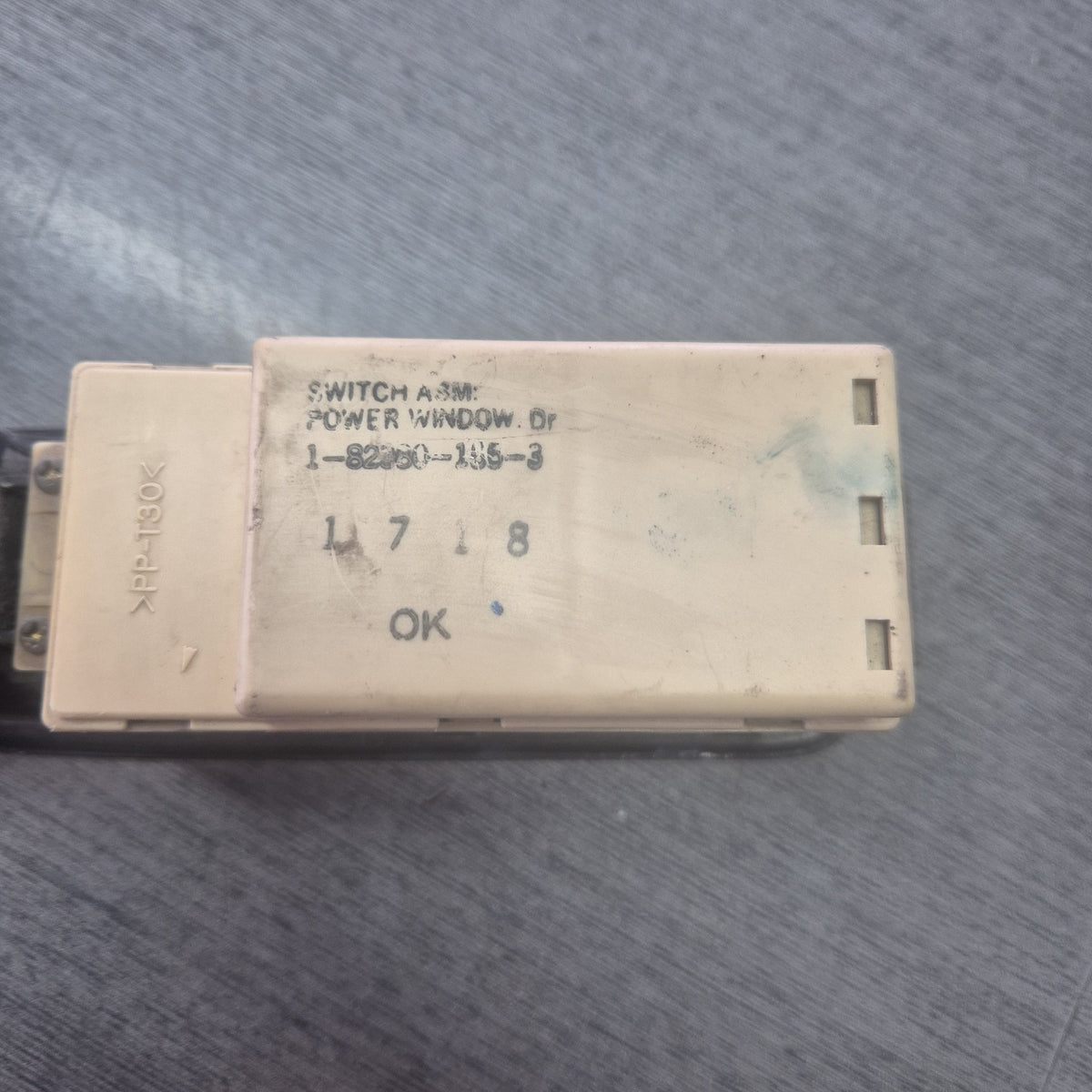 2001 Isuzu Giga 1997-on CXH52 - Right Window Switch PN: 1-82380-155-3