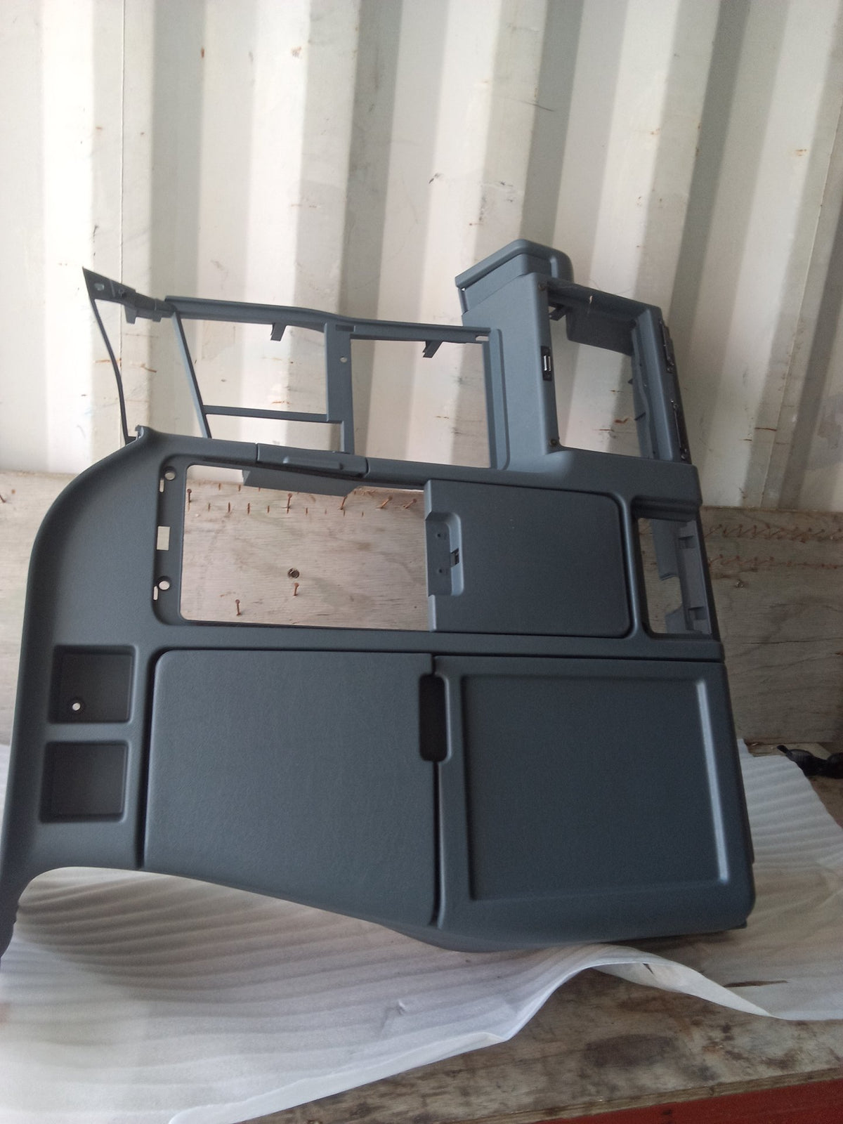 Mitsubishi Shogun Classic - Centre Console PN: MB10 43