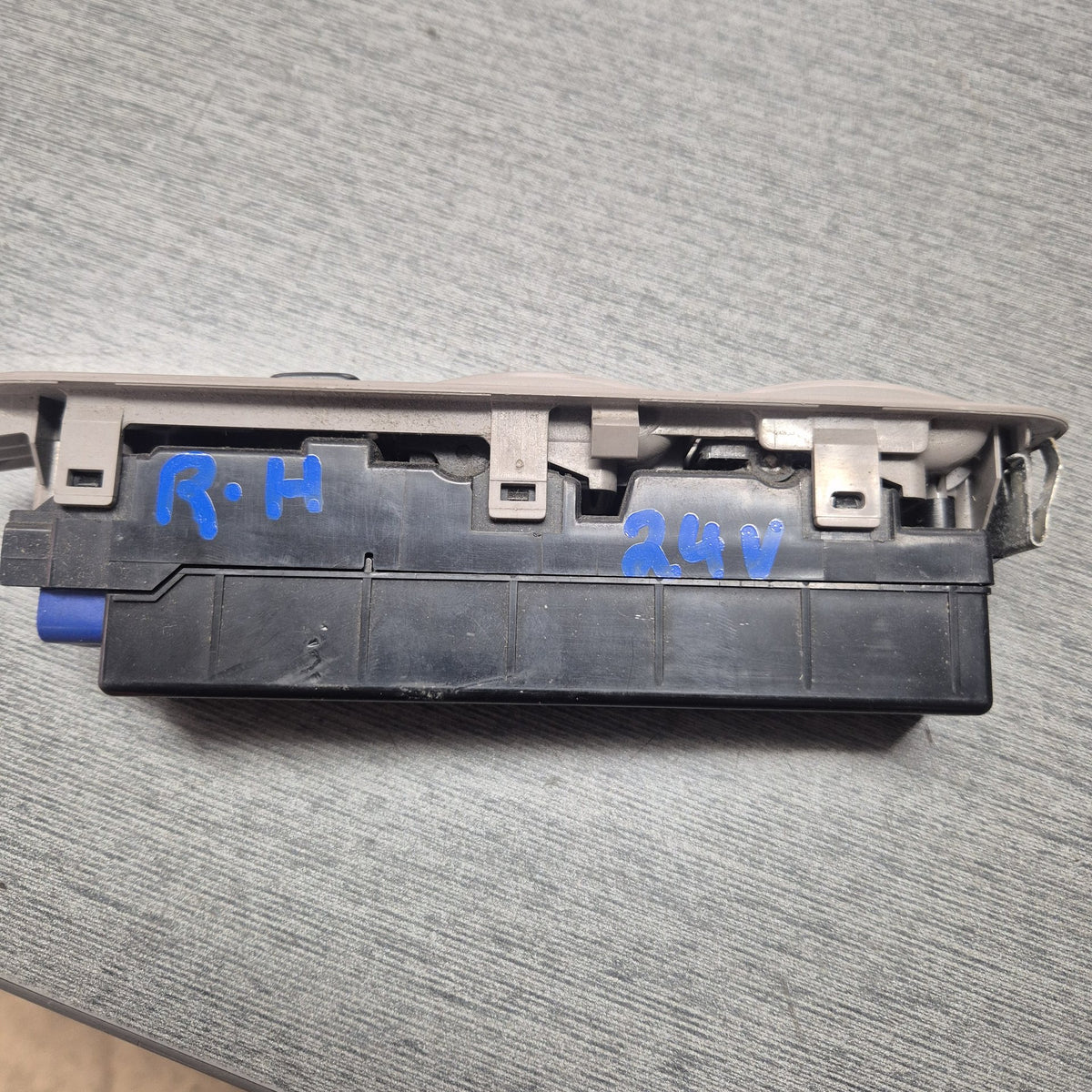 2009 Toyota Dyna XZU508 - Right Window Switch PN: