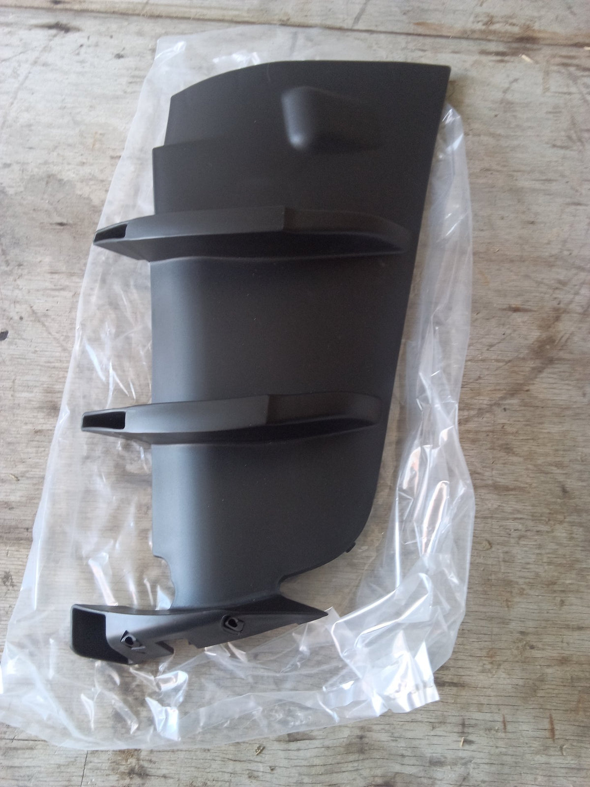 MAN TGX - Left Corner Panel Garnish Inner PN: MN04 09