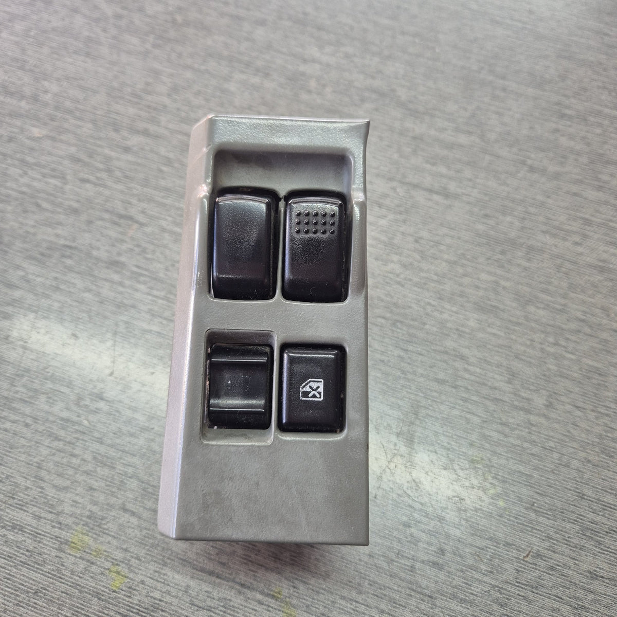 2004 Mitsubishi Canter JLAFE635E0KN40561 - Right Window Switch PN: MK420545