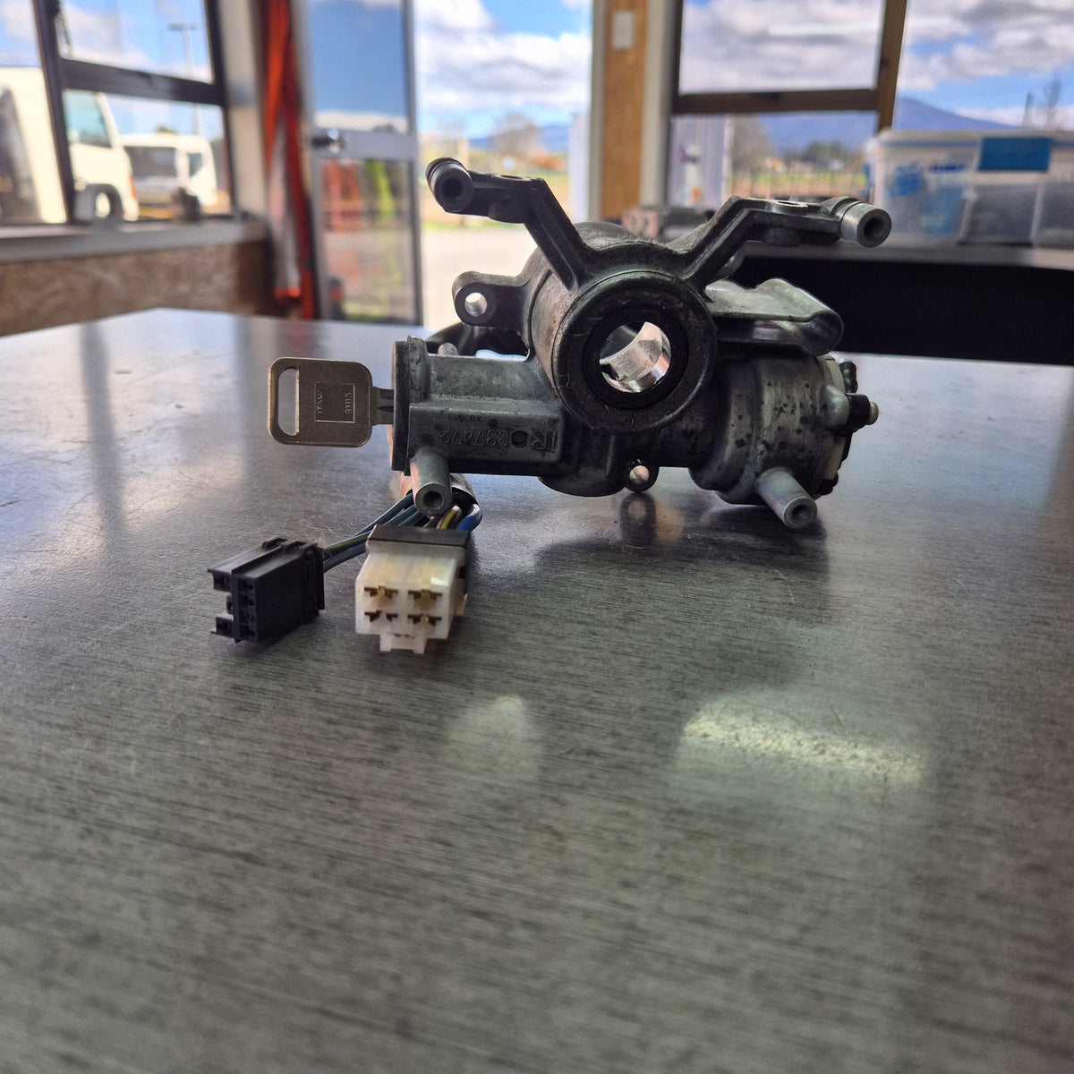 2005 Isuzu N-Series NPR NPR66L - Ignition Barrel with key PN: