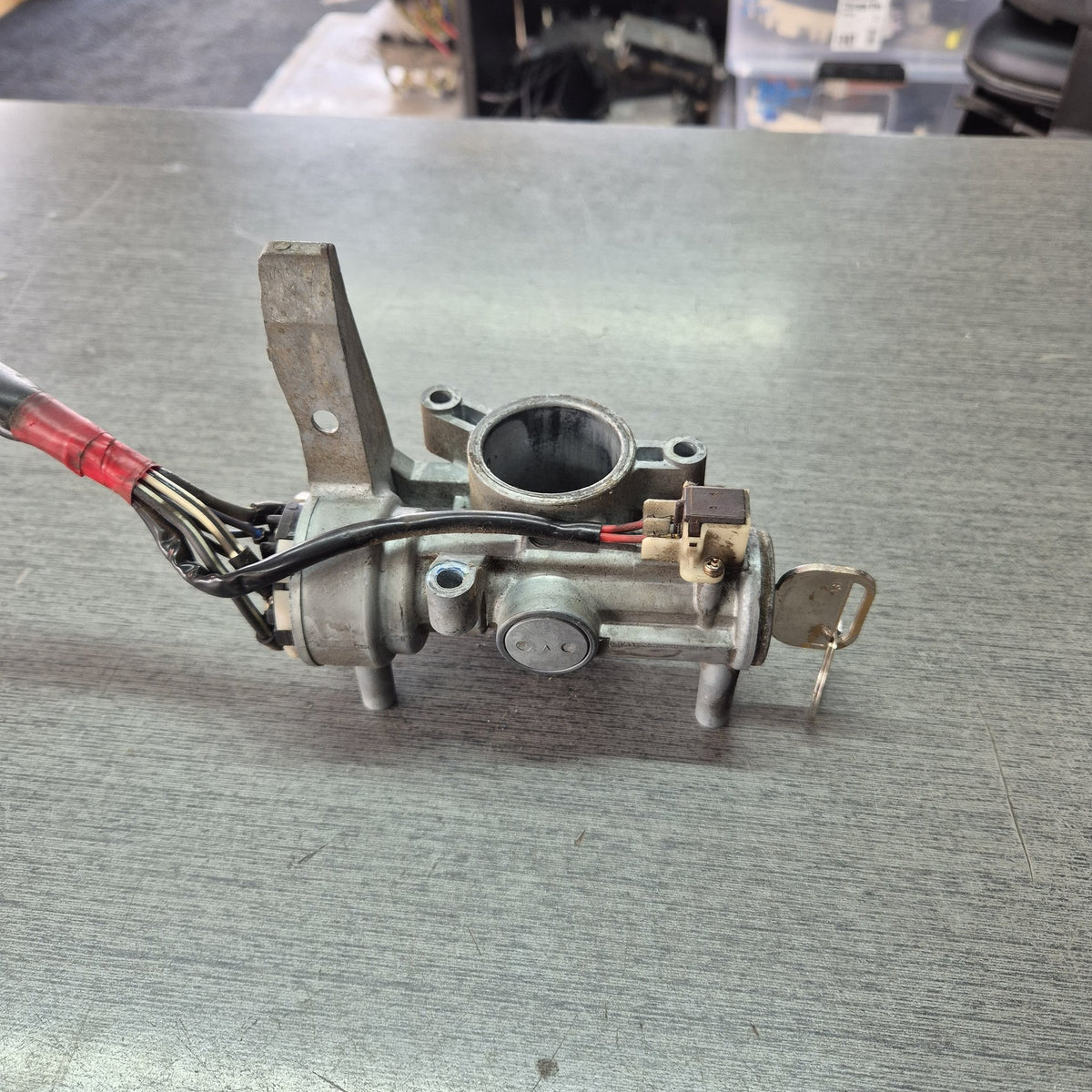 1997 Isuzu Elf NKR NKR66E - Ignition Barrel PN: