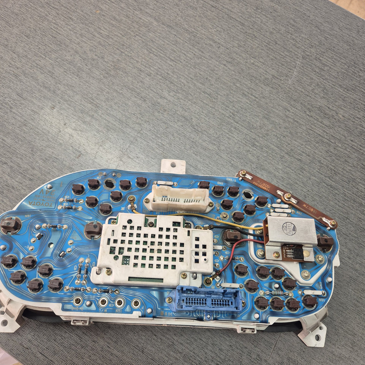 2000 Toyota Dyna XZU307 - Instrument Cluster PN: 69325-340